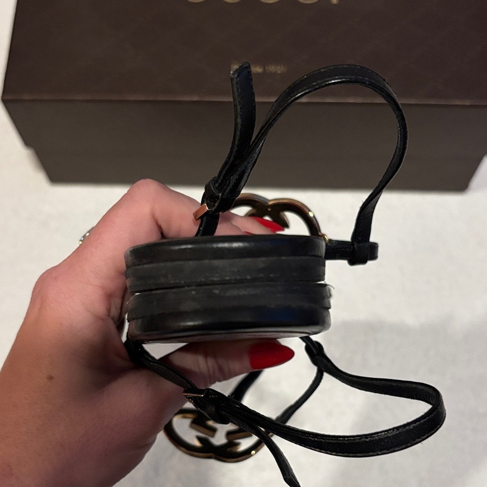 Gucci Black Sandals with Gold Emblem - Picture 6 of 9